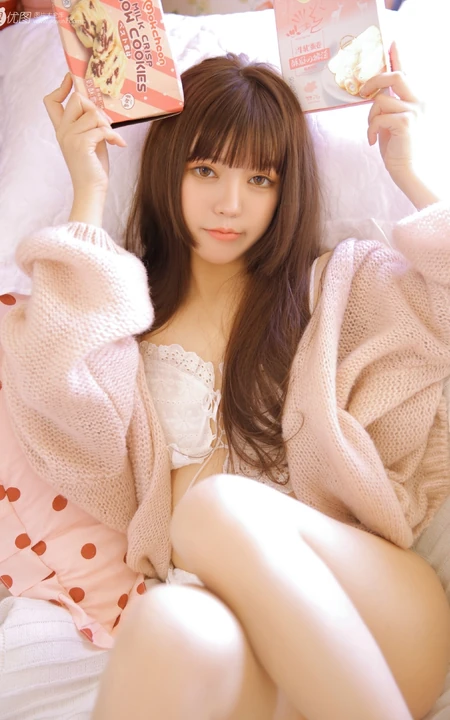 高颜值双眼皮气质女生小姐姐粉衣短裤气质时尚写真图片集