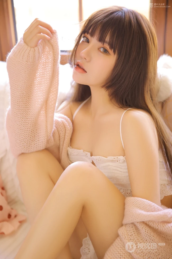 高颜值双眼皮气质女生小姐姐粉衣短裤气质时尚写真图片集