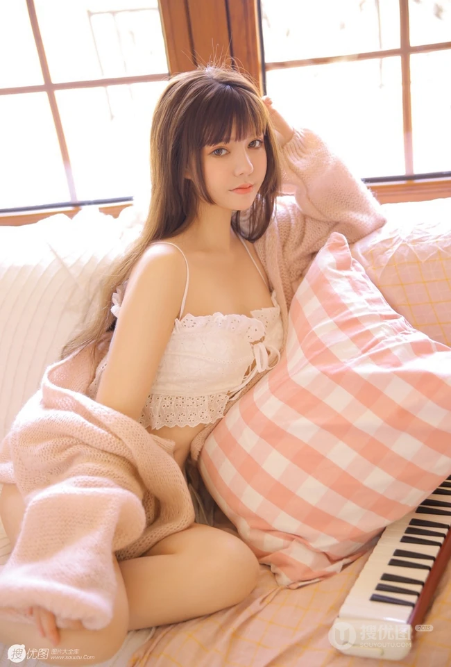 高颜值双眼皮气质女生小姐姐粉衣短裤气质时尚写真图片集