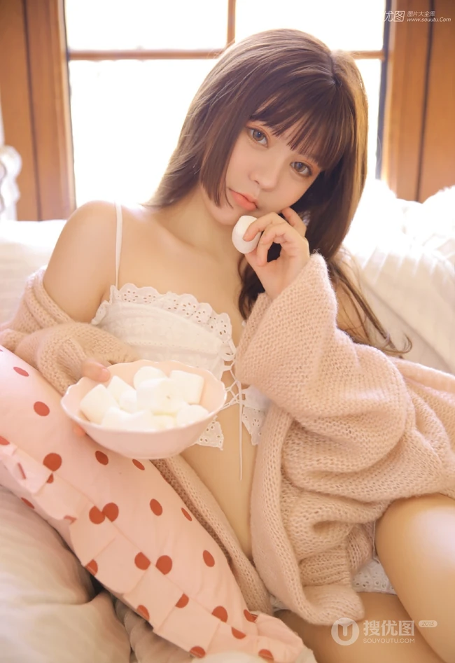 高颜值双眼皮气质女生小姐姐粉衣短裤气质时尚写真图片集