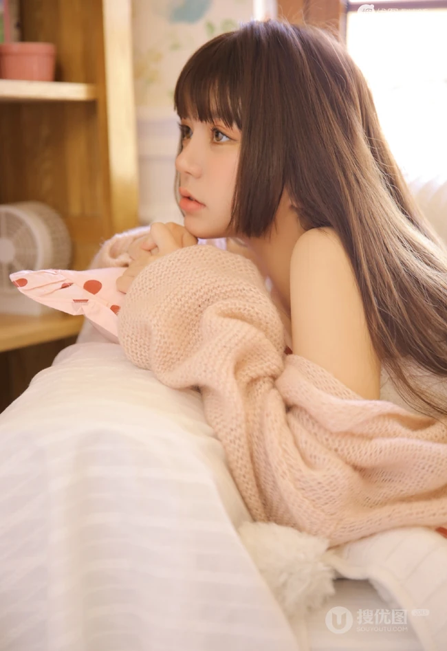 高颜值双眼皮气质女生小姐姐粉衣短裤气质时尚写真图片集