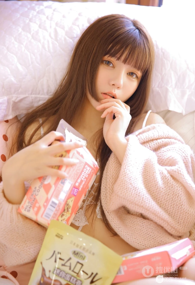 高颜值双眼皮气质女生小姐姐粉衣短裤气质时尚写真图片集