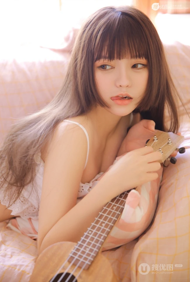 高颜值双眼皮气质女生小姐姐粉衣短裤气质时尚写真图片集