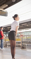 气质时尚制服短裙黑袜绝世女生乘坐地铁回家场景气质写真图片