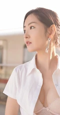 气质时尚制服短裙黑袜绝世女生乘坐地铁回家场景气质写真图片