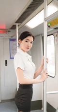 气质时尚制服短裙黑袜绝世女生乘坐地铁回家场景气质写真图片