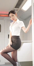 气质时尚制服短裙黑袜绝世女生乘坐地铁回家场景气质写真图片