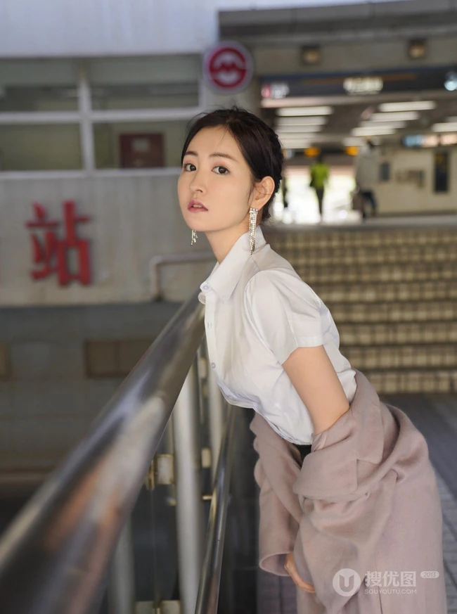 气质时尚制服短裙黑袜绝世女生乘坐地铁回家场景气质写真图片