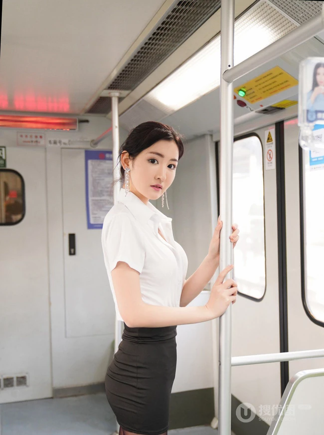 气质时尚制服短裙黑袜绝世女生乘坐地铁回家场景气质写真图片