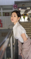 气质时尚制服短裙黑袜绝世女生乘坐地铁回家场景气质写真图片