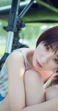 可爱靓丽短发平胸少女老式飞机下草坪美拍写真图片集