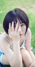 可爱靓丽短发平胸少女老式飞机下草坪美拍写真图片集