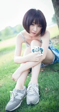 可爱靓丽短发平胸少女老式飞机下草坪美拍写真图片集