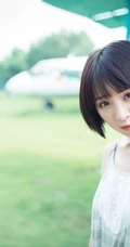 可爱靓丽短发平胸少女老式飞机下草坪美拍写真图片集