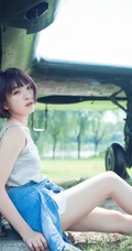 可爱靓丽短发平胸少女老式飞机下草坪美拍写真图片集