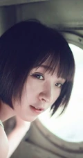 可爱靓丽短发平胸少女老式飞机下草坪美拍写真图片集