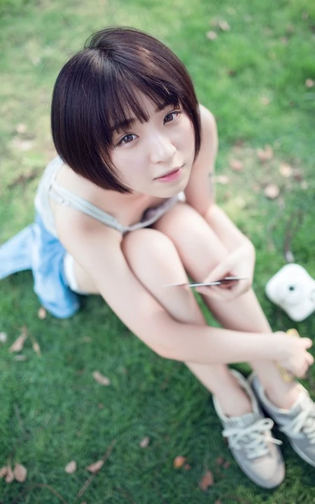 可爱靓丽短发平胸少女老式飞机下草坪美拍写真图片集