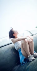 可爱靓丽短发平胸少女老式飞机下草坪美拍写真图片集