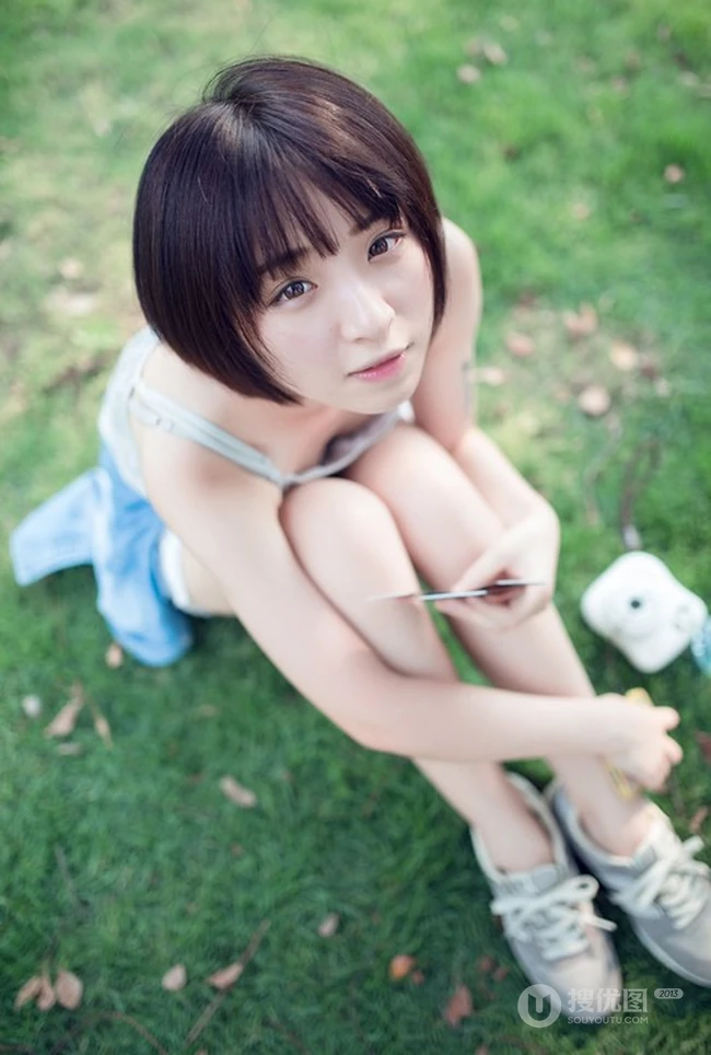 可爱靓丽短发平胸少女老式飞机下草坪美拍写真图片集