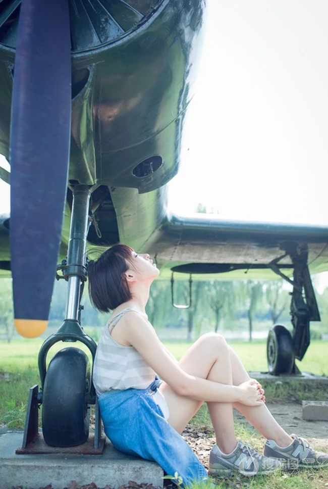 可爱靓丽短发平胸少女老式飞机下草坪美拍写真图片集