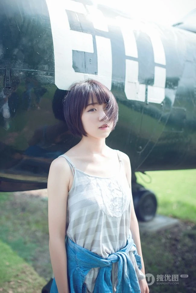 可爱靓丽短发平胸少女老式飞机下草坪美拍写真图片集