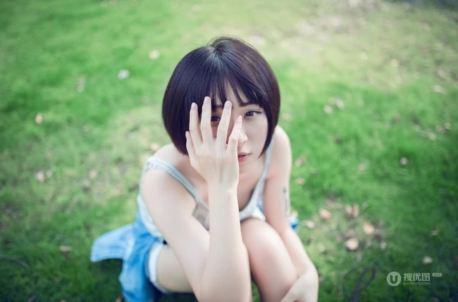 可爱靓丽短发平胸少女老式飞机下草坪美拍写真图片集