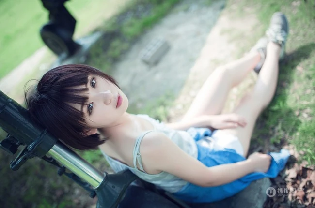 可爱靓丽短发平胸少女老式飞机下草坪美拍写真图片集