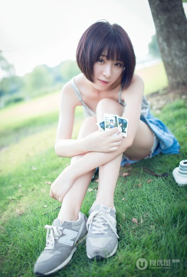 可爱靓丽短发平胸少女老式飞机下草坪美拍写真图片集