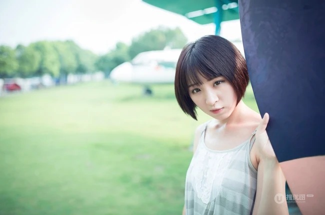 可爱靓丽短发平胸少女老式飞机下草坪美拍写真图片集