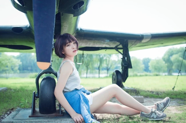 可爱靓丽短发平胸少女老式飞机下草坪美拍写真图片集