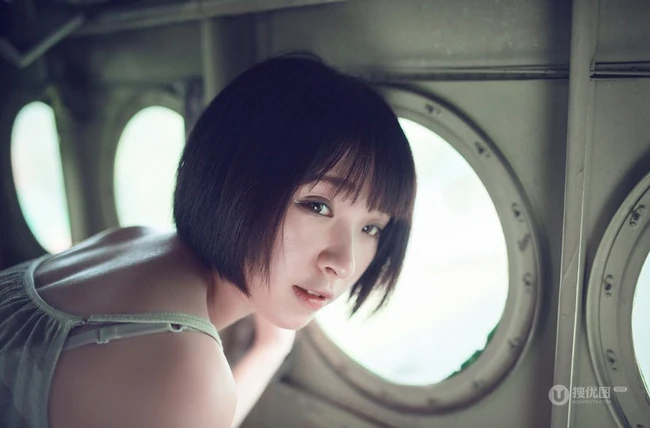 可爱靓丽短发平胸少女老式飞机下草坪美拍写真图片集