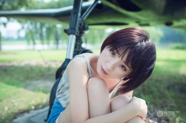 可爱靓丽短发平胸少女老式飞机下草坪美拍写真图片集
