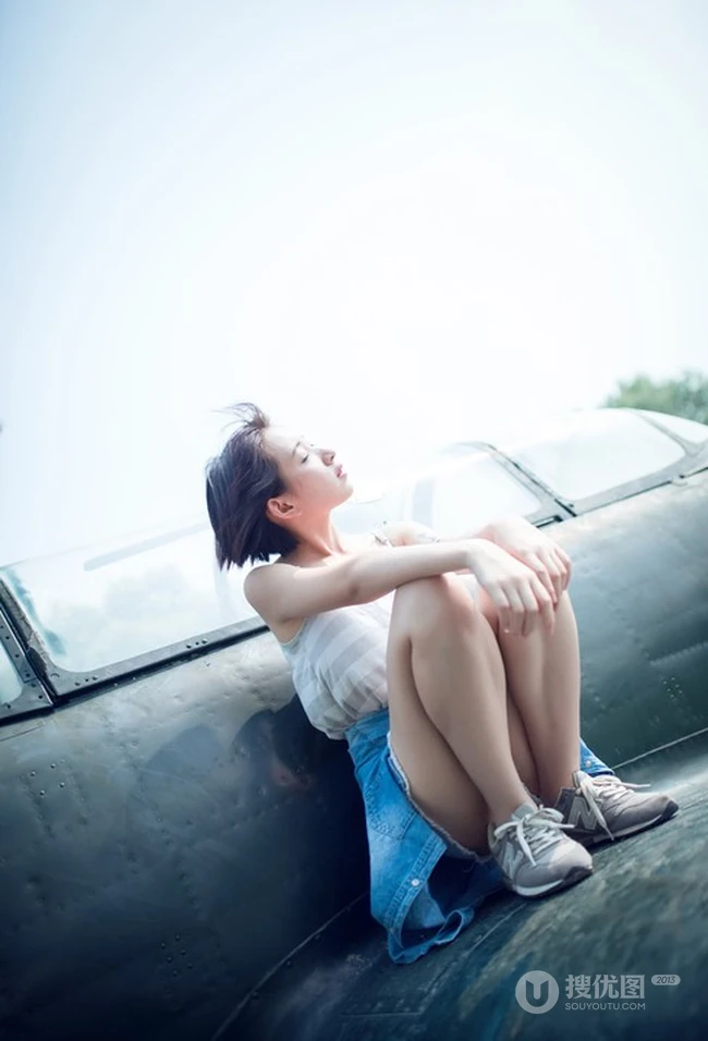 可爱靓丽短发平胸少女老式飞机下草坪美拍写真图片集