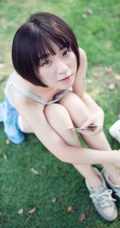 可爱靓丽短发平胸少女老式飞机下草坪美拍写真图片集