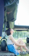 可爱靓丽短发平胸少女老式飞机下草坪美拍写真图片集