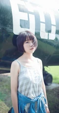可爱靓丽短发平胸少女老式飞机下草坪美拍写真图片集