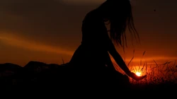 唯美的夕阳下的欧美美女野外摄影桌面壁纸
