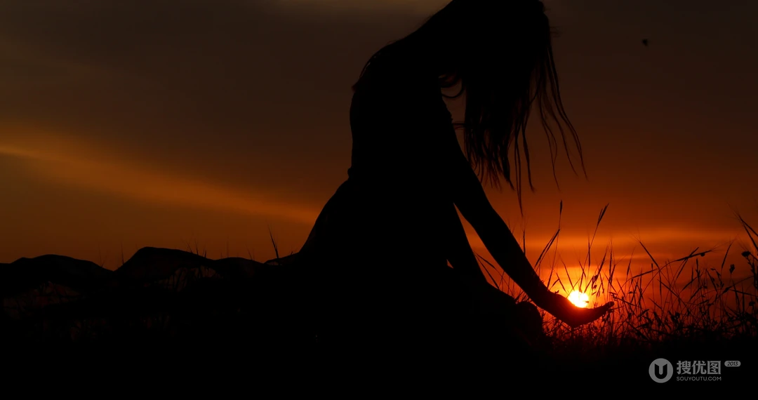 唯美的夕阳下的欧美美女野外摄影桌面壁纸