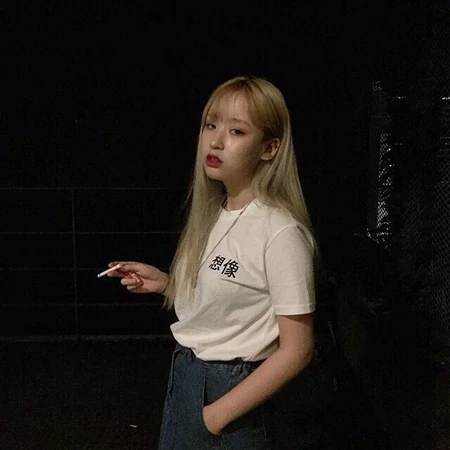 狂拽高逼格的韩系长发女生微信头像图片