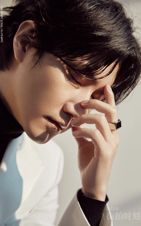 辽宁帅气男低音歌手王晰黑白配写真登杂志封面照片图集