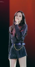 韩雪韩美人金色竖纹黑衣短裤气质舞台照，修长线条感又白又直