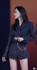 韩雪韩美人金色竖纹黑衣短裤气质舞台照，修长线条感又白又直