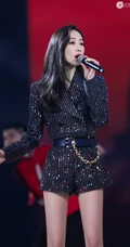 韩雪韩美人金色竖纹黑衣短裤气质舞台照，修长线条感又白又直