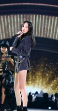 韩雪韩美人金色竖纹黑衣短裤气质舞台照，修长线条感又白又直