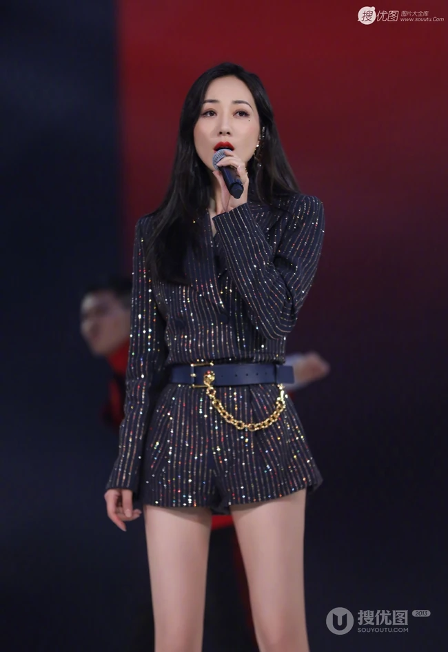 韩雪韩美人金色竖纹黑衣短裤气质舞台照，修长线条感又白又直