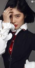 赵奕欢齐肩短发造型搭配拉链式黑裙酷黑写真照图片
