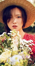 傅晶手捧鲜花，头戴草帽清新清新户外写真美照