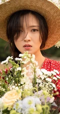 傅晶手捧鲜花，头戴草帽清新清新户外写真美照
