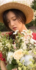 傅晶手捧鲜花，头戴草帽清新清新户外写真美照