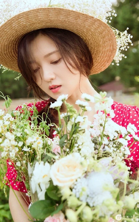 傅晶手捧鲜花，头戴草帽清新清新户外写真美照